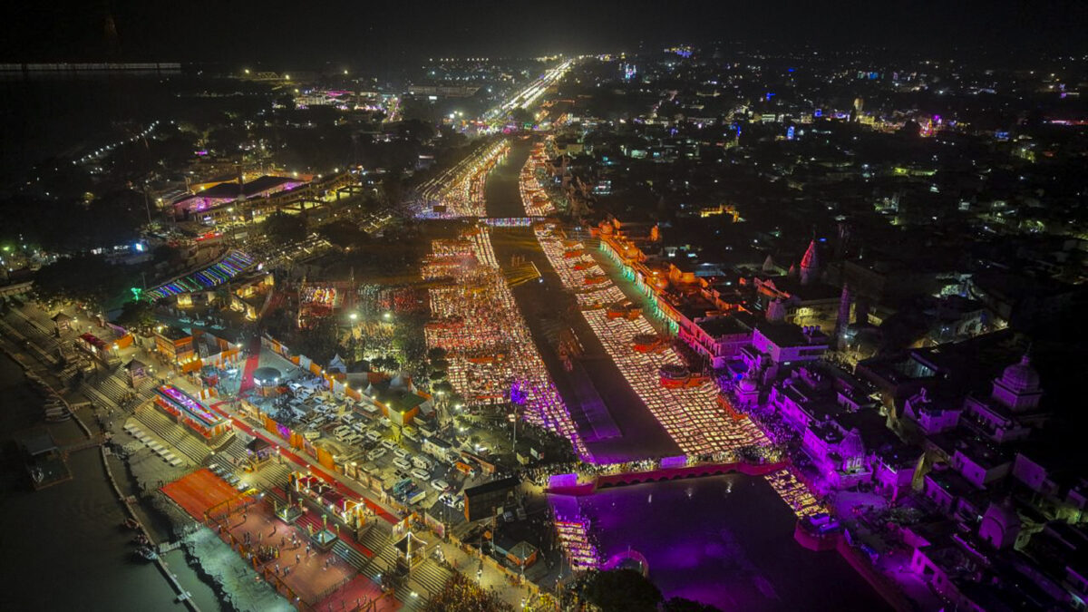 दीपोत्सव इन अयोध्या: 26 लाख से ज्यादा दीयों से जगमगा उठी अयोध्या, ऐसा दीपोत्सव आपका मन मोह लेगा, देखें तस्वीरें 7 19101 पीटीआई10 19 2025 000318ए