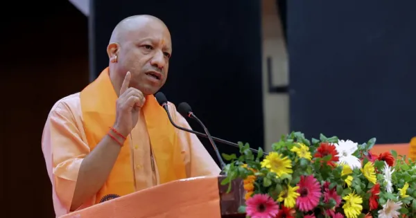 बिहार विधानसभा चुनाव के दौरान 'विकास नहीं, बुर्का चाहिए' कहकर सीएम योगी ने कांग्रेस और राजद पर निशाना साधा.


