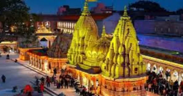 दिवाली पर सजा श्री काशी विश्वनाथ धाम...सुगंधित फूलों और रोशनी से जगमगा उठा दरबार. 

