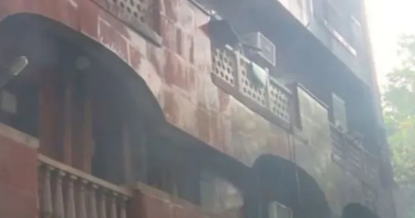 दिल्ली: अपार्टमेंट कॉम्प्लेक्स में लगी भीषण आग, पीएम मोदी ने किया था बिल्डिंग का उद्घाटन

