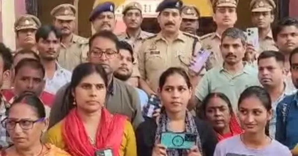 UP News: दिवाली पर चौक पुलिस ने 170 लोगों को लौटाए खोए हुए मोबाइल फोन, कुल कीमत 35 लाख रुपये

