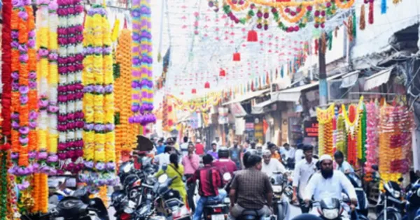 धनतेरस पर बाजारों में खूब रौनक, कारोबार 150 करोड़ के पार...स्टील, तांबा और पीतल के बर्तनों की हुई खूब बिक्री, कपड़ा और इलेक्ट्रॉनिक बाजार में भी धूम-धड़ाका.


