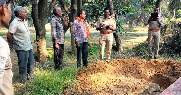 दिवाली पर तंत्र मंत्र: छात्र की कब्र खोदकर निकाल रहे थे शव, पीड़ित परिवार ने पुलिस कंट्रोल रूम को दी सूचना

