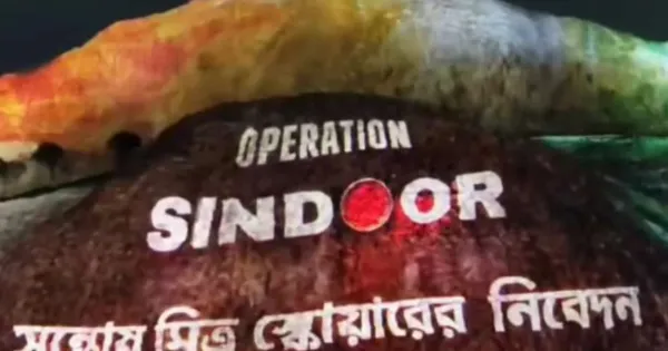 कोलकाता में सजा 'बाजी बाजार', 'ऑपरेशन सिन्दूर' थीम पर फूटे पटाखे; ड्रोन और गोले के आकार वाले पटाखे बाजार में लोकप्रिय हैं 

