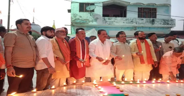 बाराबंकी : दीपों की जगमगाहट से महादेवा मंदिर अलौकिक हो गया है

