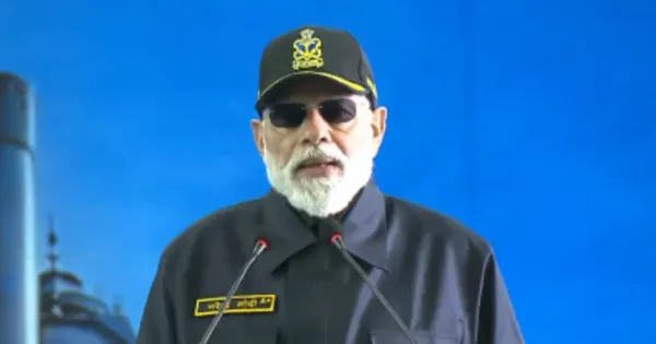 आईएनएस विक्रांत पर जवानों के साथ दीपोत्सव मनाते हुए पीएम मोदी ने कहा, 'जो अपनी ताकत से लड़ता है उसका पलड़ा हमेशा भारी होता है।'

