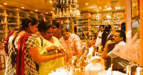 दिवाली के शुभ मौके पर बाजार में लौटी सोने-चांदी की चमक...मांग बढ़ने से महंगे हुए दाम. 

