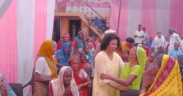लखीमपुर खीरी: डीएम ने वृद्धाश्रम में बुजुर्गों के साथ बांटी दिवाली की खुशियां...बुजुर्गों का लिया आशीर्वाद


