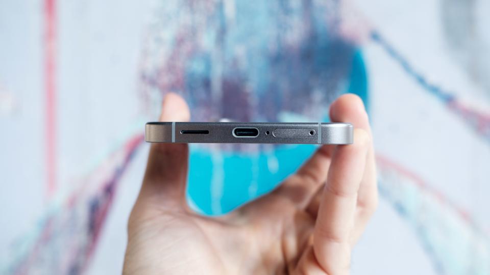 S25 FE का सिम स्लॉट अब फोन के नीचे स्थित है।