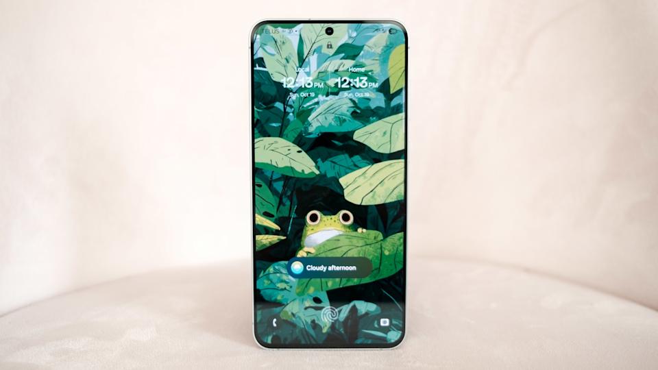 गैलेक्सी S25 FE एक जीवंत और तेज़ AMOLED डिस्प्ले प्रदान करता है।