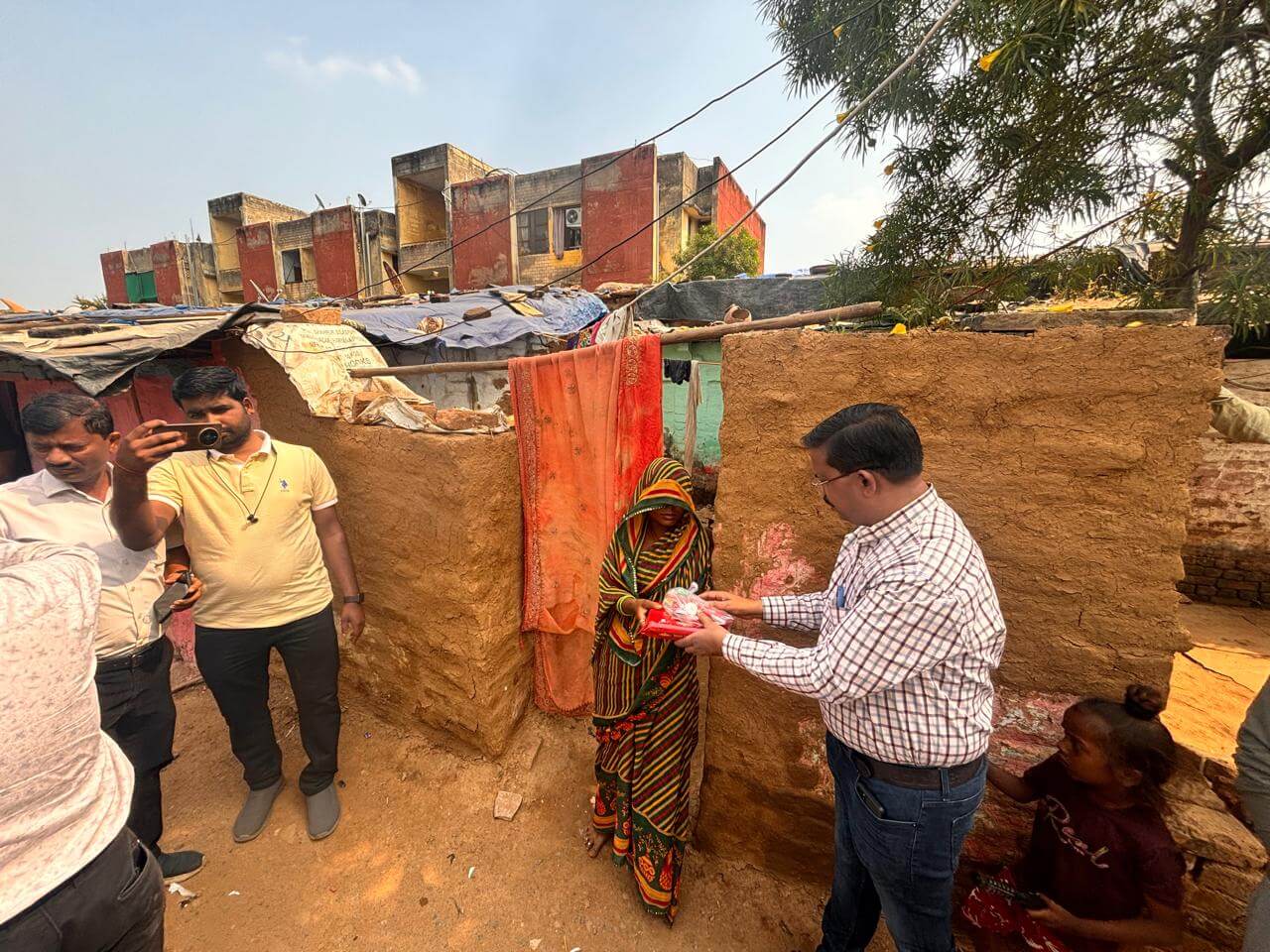 दिवाली 2025: सीएम डॉ. मोहन यादव की मंशा से खिले बच्चों के चेहरे, जरूरतमंदों तक पहुंचे सरकारी अधिकारी, मिली मिठाइयां, हुई आतिशबाजी