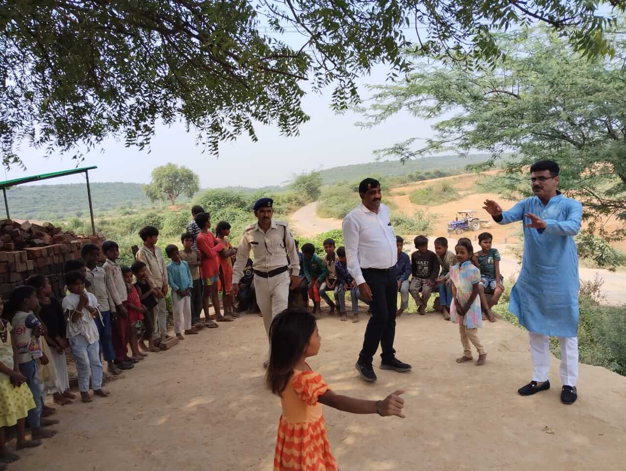 दिवाली 2025: सीएम डॉ. मोहन यादव की मंशा से खिले बच्चों के चेहरे, जरूरतमंदों तक पहुंचे सरकारी अधिकारी, मिली मिठाइयां, हुई आतिशबाजी
