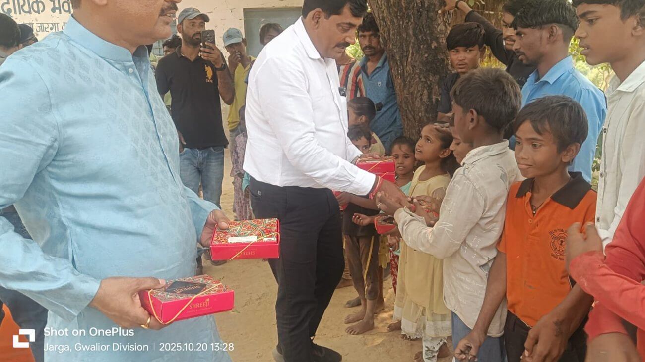 दिवाली 2025: सीएम डॉ. मोहन यादव की मंशा से खिले बच्चों के चेहरे, जरूरतमंदों तक पहुंचे सरकारी अधिकारी, मिली मिठाइयां, हुई आतिशबाजी