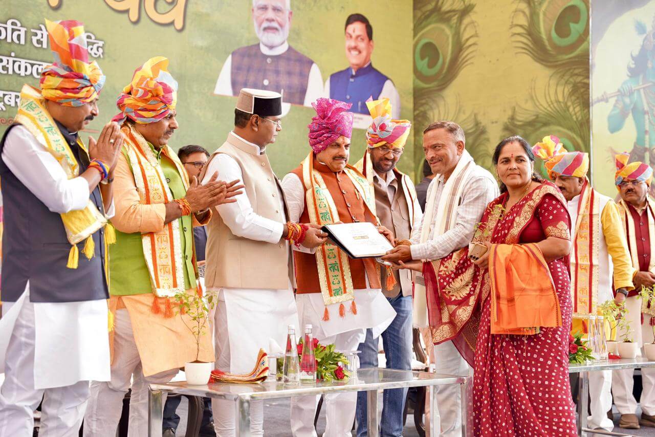सीएम डॉ. मोहन यादव ने गोवर्धन पूजा, गौ सेवा और गौ आधारित उत्पाद बनाने वाली संस्थाओं को सम्मानित किया.