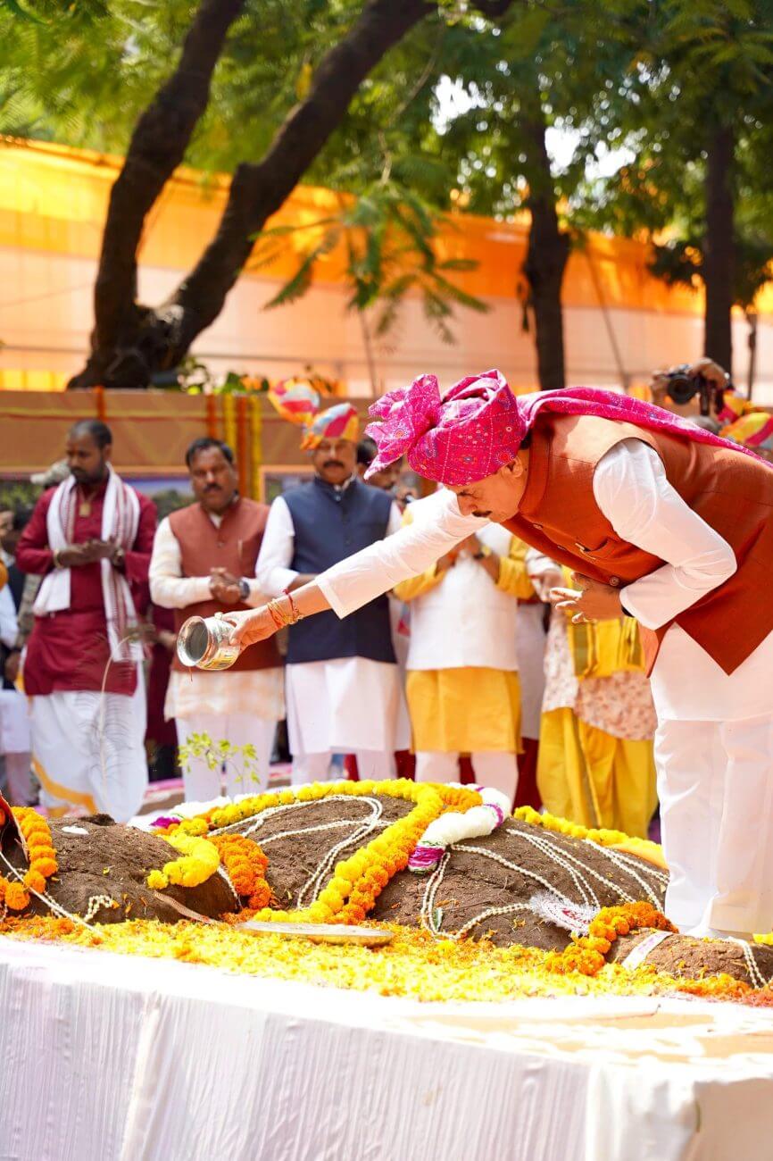 सीएम डॉ. मोहन यादव ने गोवर्धन पूजा, गौ सेवा और गौ आधारित उत्पाद बनाने वाली संस्थाओं को सम्मानित किया.