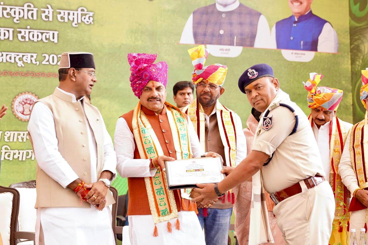 सीएम डॉ. मोहन यादव ने गोवर्धन पूजा, गौ सेवा और गौ आधारित उत्पाद बनाने वाली संस्थाओं को सम्मानित किया.