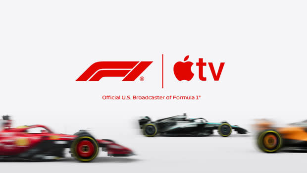 Apple और F1 लोगो की छवि के साथ-साथ एक फेरारी के आगे एक मर्सिडीज W16 और एक मैकलेरन को पीछे छोड़ते हुए धुंधली छवियां।