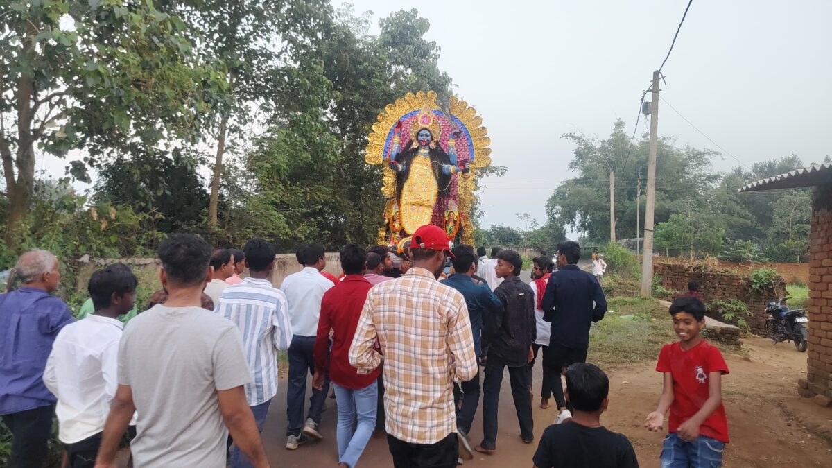 नम आंखों से मां काली को दी विदाई

