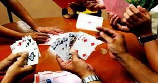 वाराणसी में जुआरियों के बीच विवाद: बीच-बचाव करने पहुंची पुलिस पर पथराव, पांच गिरफ्तार 

