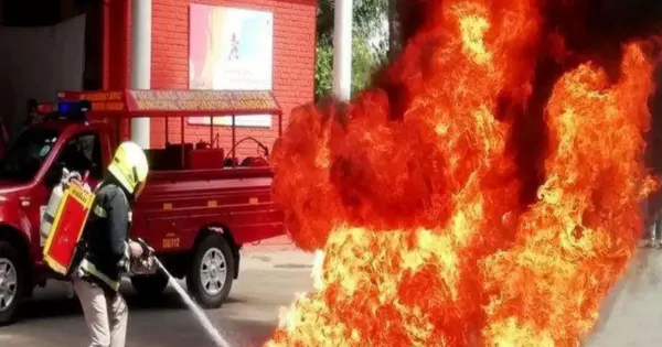 वाराणसी: दिवाली पर पटाखों की चिंगारी से दो जगहों पर लगी आग, मौके पर नहीं पहुंच सकी दमकल की गाड़ियां, कड़ी मशक्कत के बाद आग पर पाया गया काबू. 

