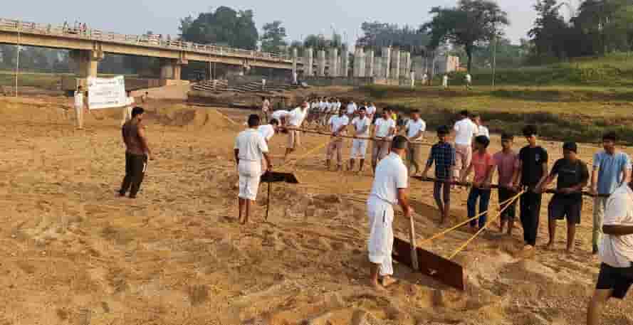चटनाही छठ घाट पर आम से लेकर खास लोगों ने श्रम दान किया

