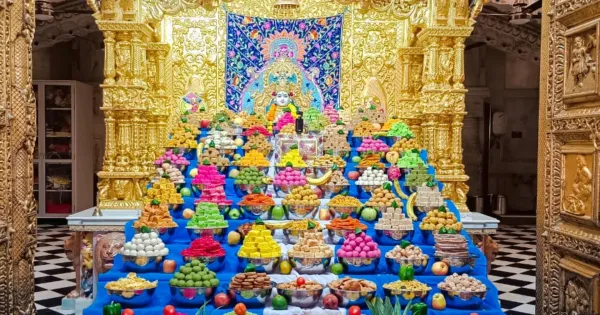 गोवर्धन पूजा: गोंडा में भगवान घनश्याम को 56 भोग... स्वामी नारायण मंदिर में अन्नकूट भंडारा का आयोजन, भक्तों ने ग्रहण किया प्रसाद

