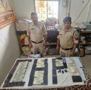 छतरपुर पुलिस छतरपुर पुलिस की सबसे बड़ी कार्रवाई, देरी रोड के हाईप्रोफाइल जुए के अड्डे पर छापा, 50 लाख रुपए की संपत्ति जब्त, 24 जुआरी गिरफ्तार