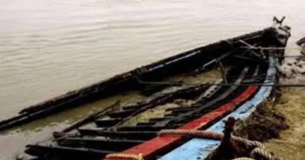 भदोही में टला बड़ा हादसा: महिला मजदूरों से भरी नाव गंगा नदी में पलटी, नाविकों ने डूबने से बचाया

