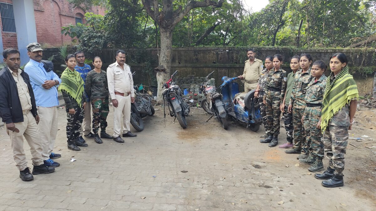 गिरिडीह न्यूज़: छापेमारी में कोयला लदी चार बाइक जब्त

