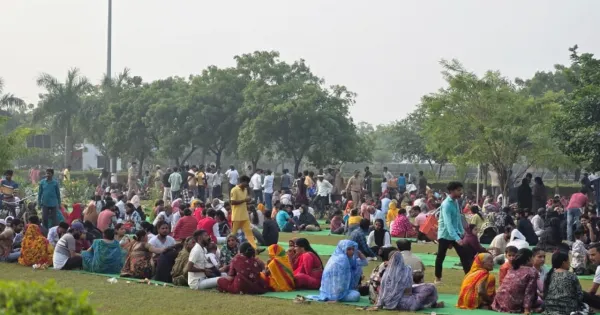 UP News: जेल में भाइयों को टीका कर रहीं बहनों के आंसू, भैया दूज और रक्षाबंधन पर जेल में होती हैं खुली मुलाकातें

