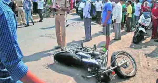Kaushambi News: डिवाइडर से टकराई मोटरसाइकिल, चाचा-भतीजे की मौत 

