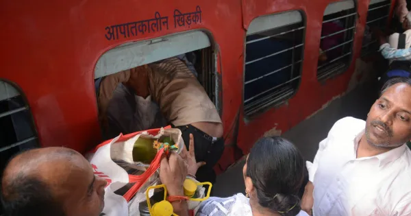 दिवाली की छुट्टियां खत्म होते ही काम पर लौटने लगे लोग...रेलवे और बस स्टेशनों पर यात्रियों की भारी भीड़, प्रशासन के सख्त निर्देश 

