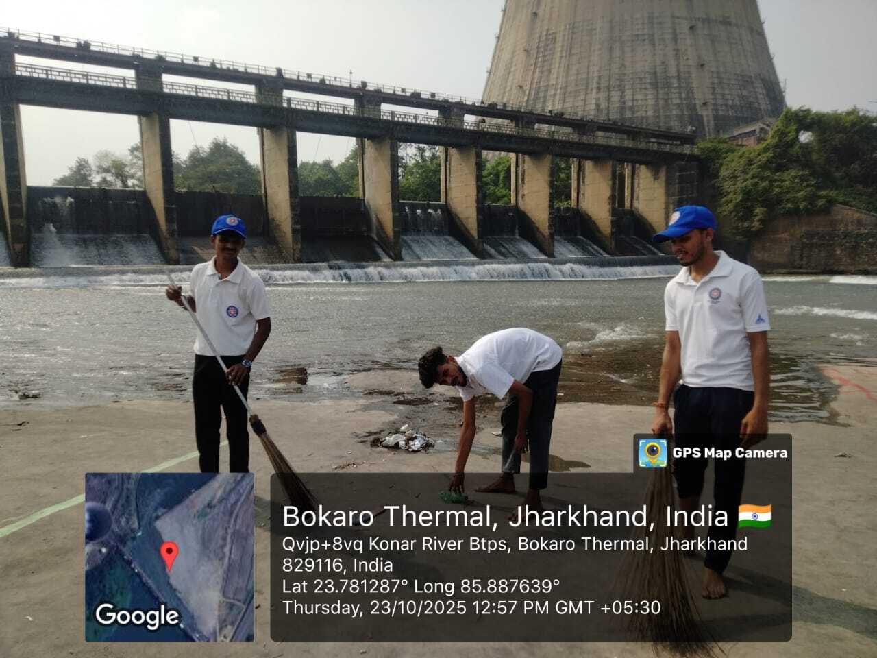 Bokaro News: एनएसएस स्वयंसेवकों ने छठ घाट पर सफाई अभियान चलाया.


