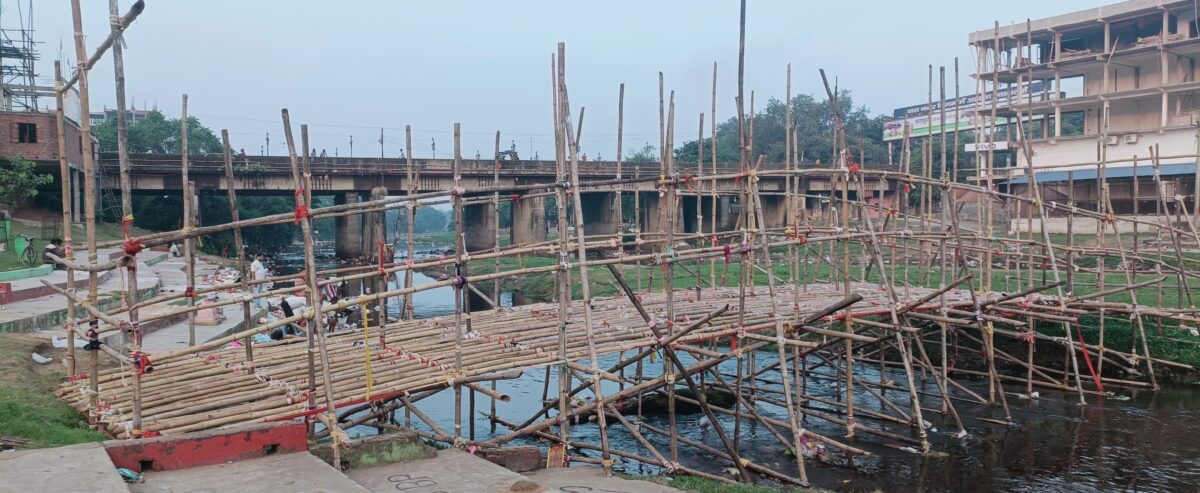 Bokaro News: गरगा नदी और सिंगारी जोरिया पर बन रही बांस की 11 अस्थायी पुलिया.

