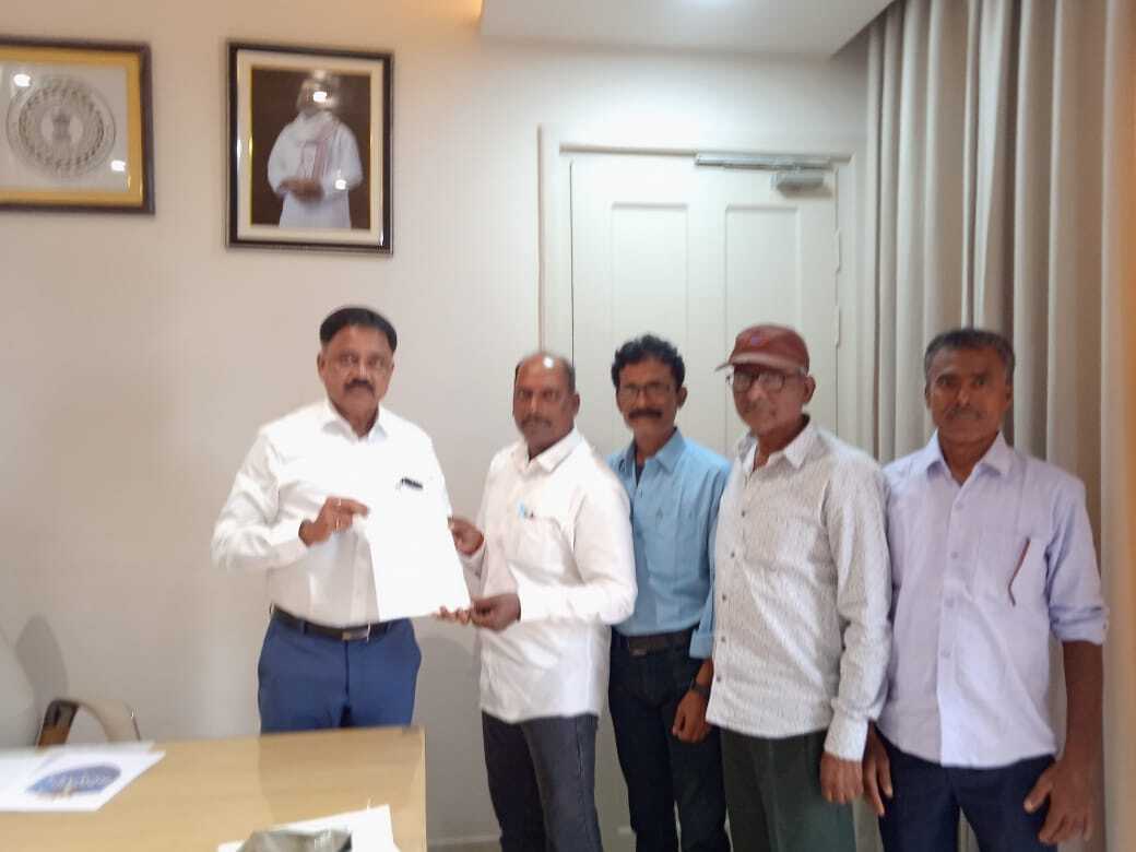 Bokaro News:बोकारो थर्मल के सप्लाई कर्मियों की मांगों को लेकर मंत्री को सौंपा मांग पत्र.

