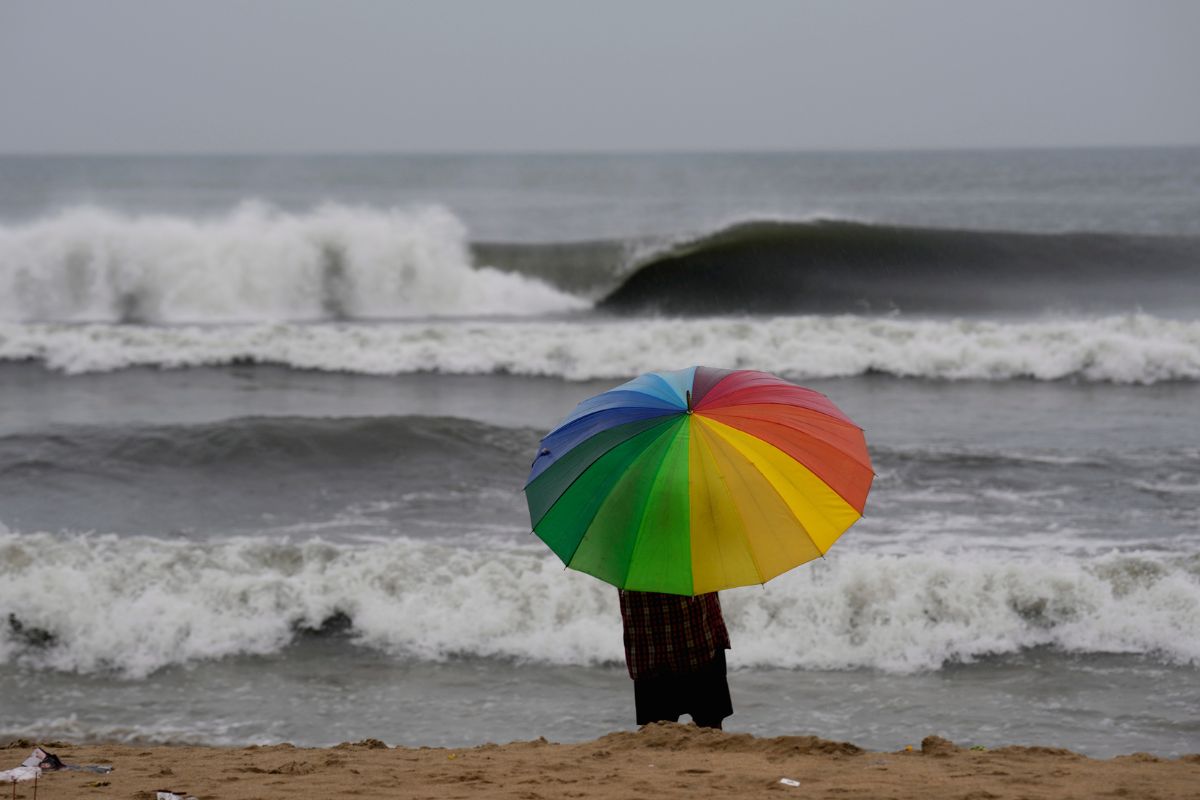 Cyclone Montha Video: 110 की रफ्तार से बढ़ रहा चक्रवाती Cyclone Montha Video: 110 की रफ्तार से बढ़ रहा चक्रवाती तूफान मोंठ, कई राज्यों में भारी बारिश; स्कूल बंद, उड़ानें रद्द.