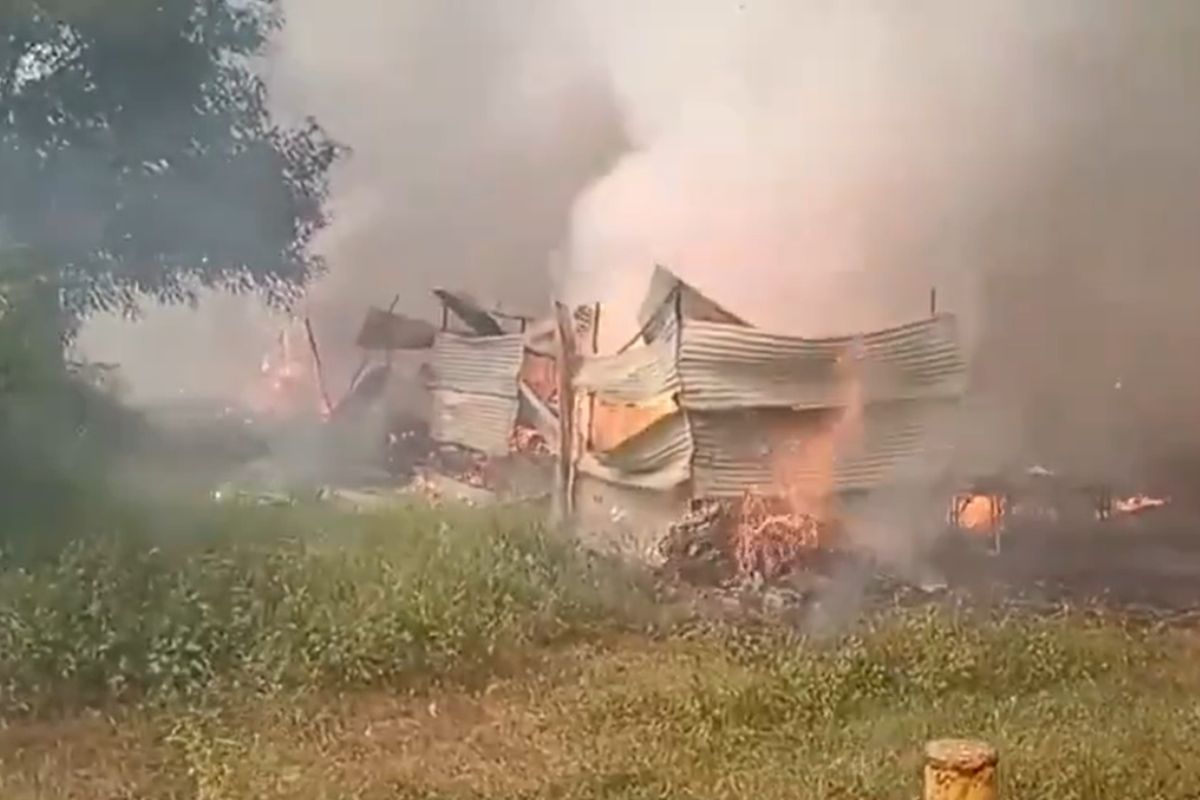 Firecracker Market Fire: यूपी के फतेहपुर में पटाखा बाजार में भीषण आग, 60 से ज्यादा दुकानें जलकर राख.

