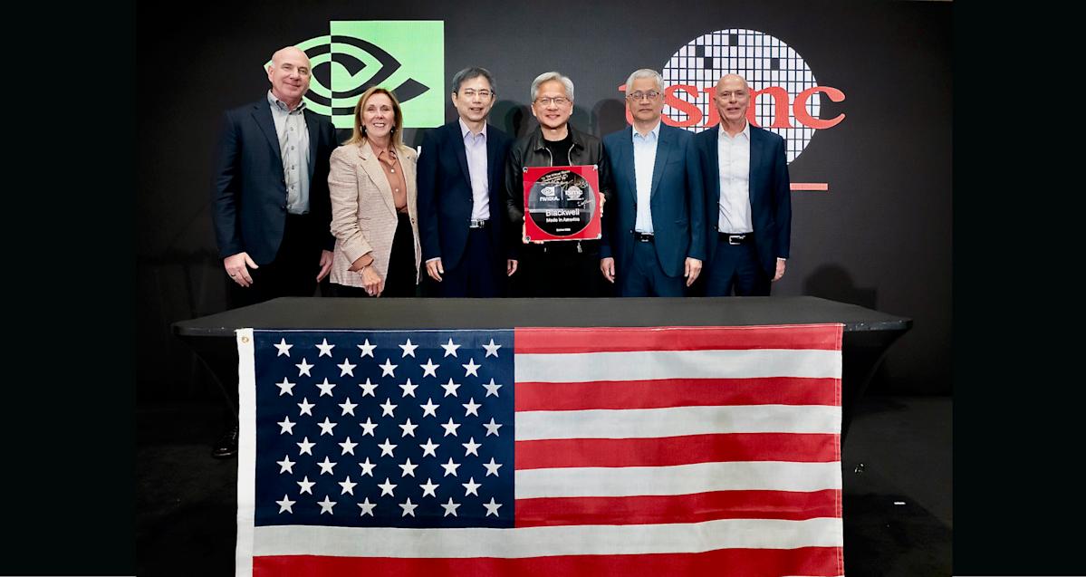 NVIDIA ने अमेरिका में निर्मित अपना पहला ब्लैकवेल वेफर दिखाया

