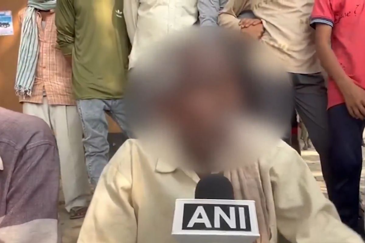 UP Lick Urine Case: यूपी में दलित बुजुर्ग को पेशाब चाटने को मजबूर, वीडियो में सुनिए पीड़ित का दर्द

