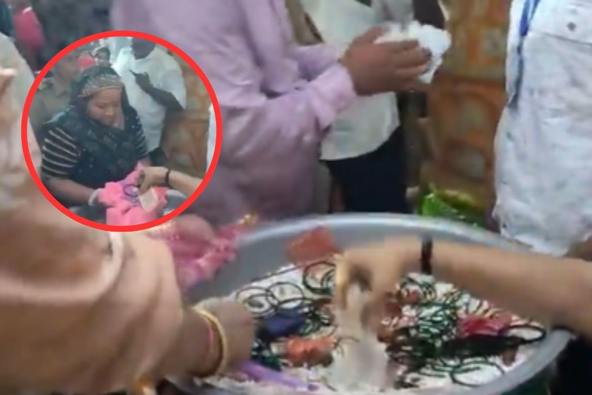 Viral Video: इस मंदिर में पूजा के बाद प्रसाद के रूप में बांटे जाते हैं पैसे, देखें वीडियो

