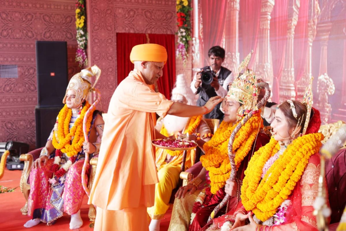 अयोध्या दीपोत्सव 2025: पुष्पक विमान में राम-सीता और लक्ष्मण, सीएम योगी ने खींचा रथ, देखें वीडियो


