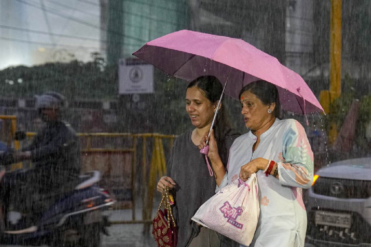 आज का मौसम: कम दबाव का असर, 28 अक्टूबर तक इन राज्यों में होगी बारिश, जानें छठ के दौरान कैसा रहेगा मौसम

