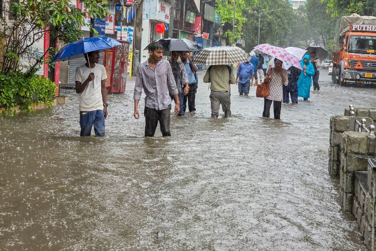 आज का मौसम: दिवाली में बारिश का खलल! मौसम विभाग ने जारी की चेतावनी, इन इलाकों में गरज के साथ बारिश

