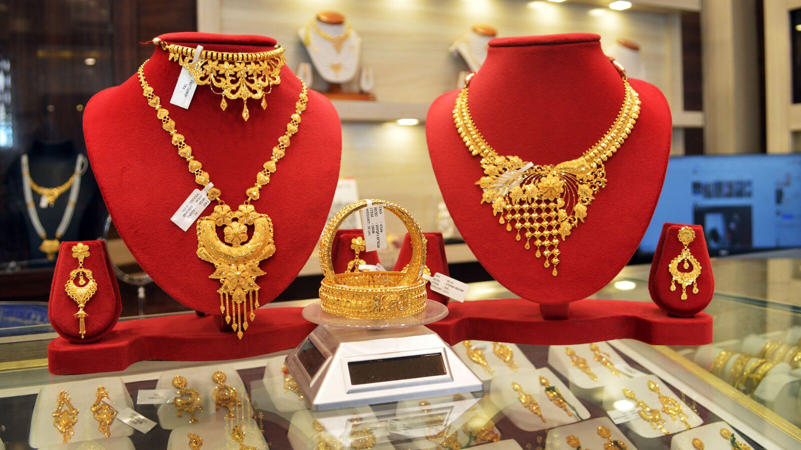 Gold price today: MCX gold recovers from recent dip, up  <span class='webrupee'>₹</span>2,700 per 10 grams. What’s powering the upswing?