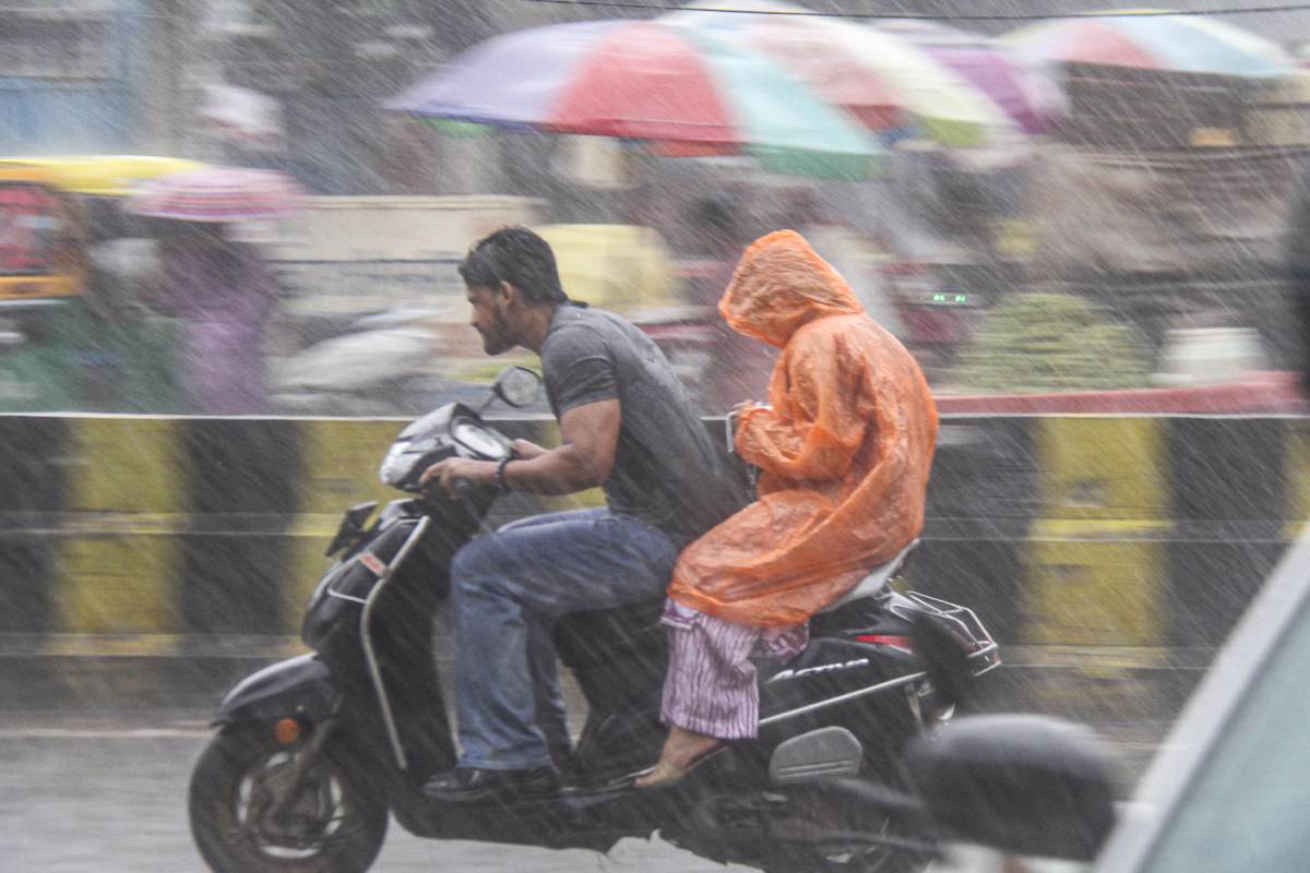 कल का मौसम: बंगाल की खाड़ी में बना कम दबाव का क्षेत्र, इन राज्यों में हो सकती है भारी बारिश

