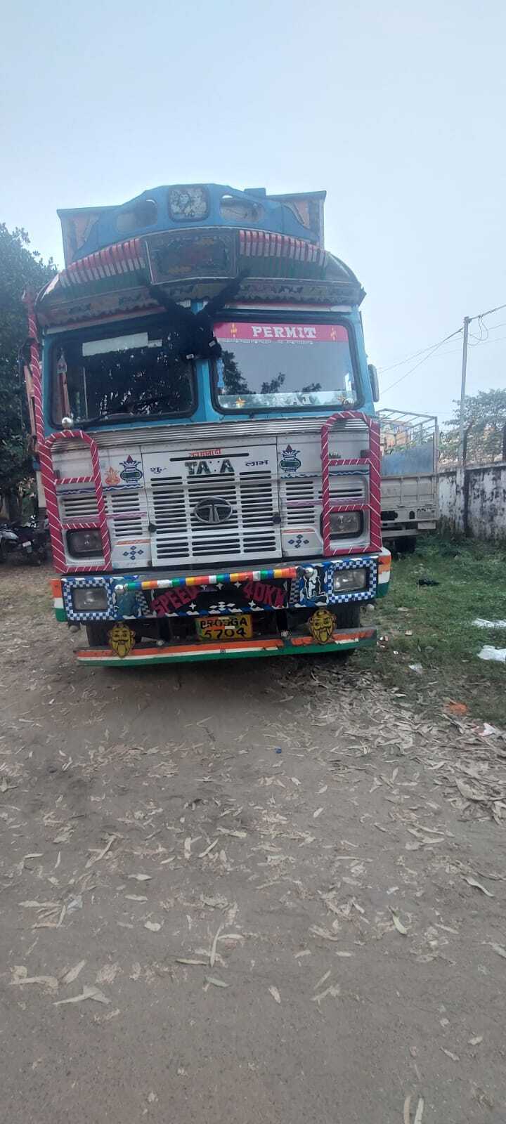 गिरिडीह न्यूज: दो ओवरलोड ट्रकों को पकड़कर पुलिस के हवाले कर दिया गया।

