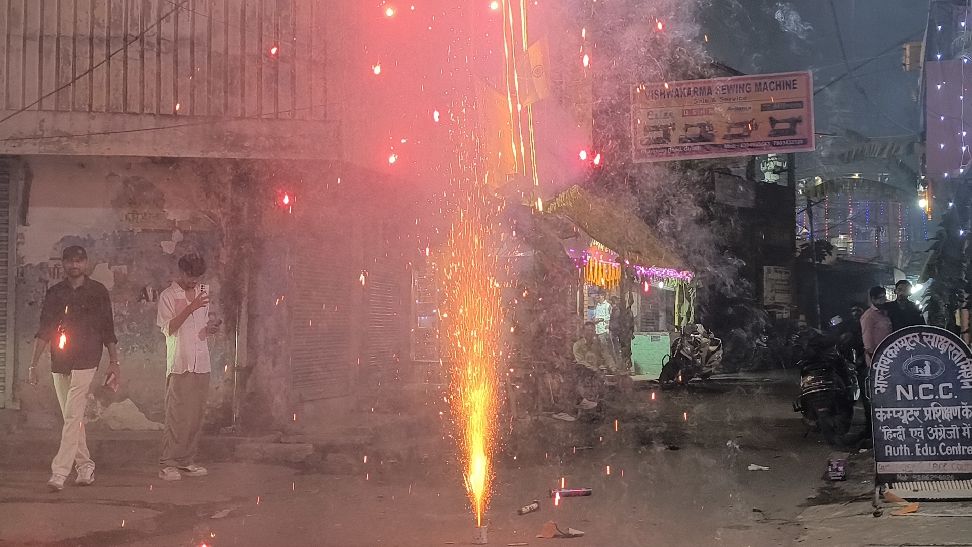 गिरिडीह समाचार: दीपोत्सव की धूम, देर रात तक गूंजती रही आतिशबाजी

