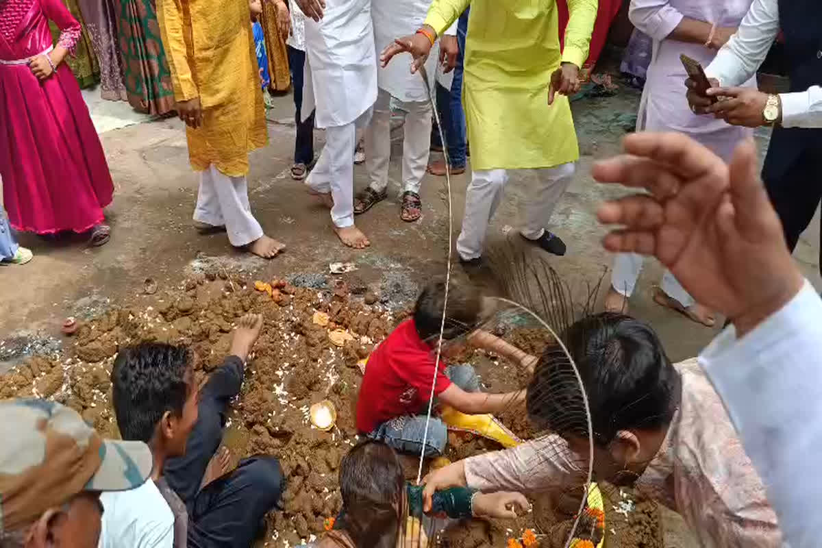 गोवर्धन पूजा 2025: गवली समाज ने निभाई सैकड़ों साल पुरानी गोवर्धन पूजा परंपरा, बच्चों को लिटाकर मांगा आशीर्वाद

