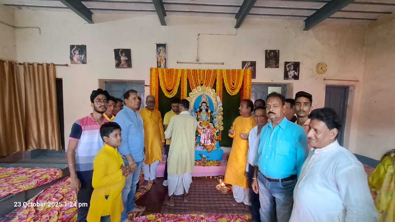 चाईबासा न्यूज़: भगवान चित्रगुप्त की पूजा-अर्चना कर क्षेत्र की सुख-समृद्धि और खुशहाली की कामना की.

