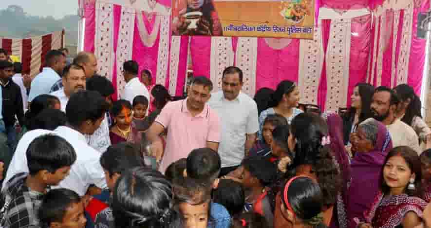 छठ घाट पर व्रतियों के लिए सीआरपीएफ की सराहनीय पहल छठ घाट पर व्रतियों के लिए सीआरपीएफ की सराहनीय पहल